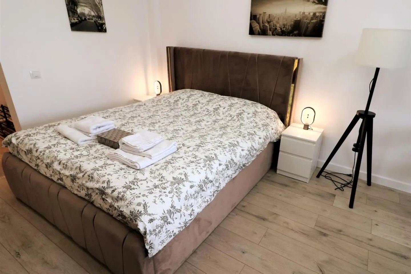 Charming City Center Apartment - Free Minibar Bucharest Romania