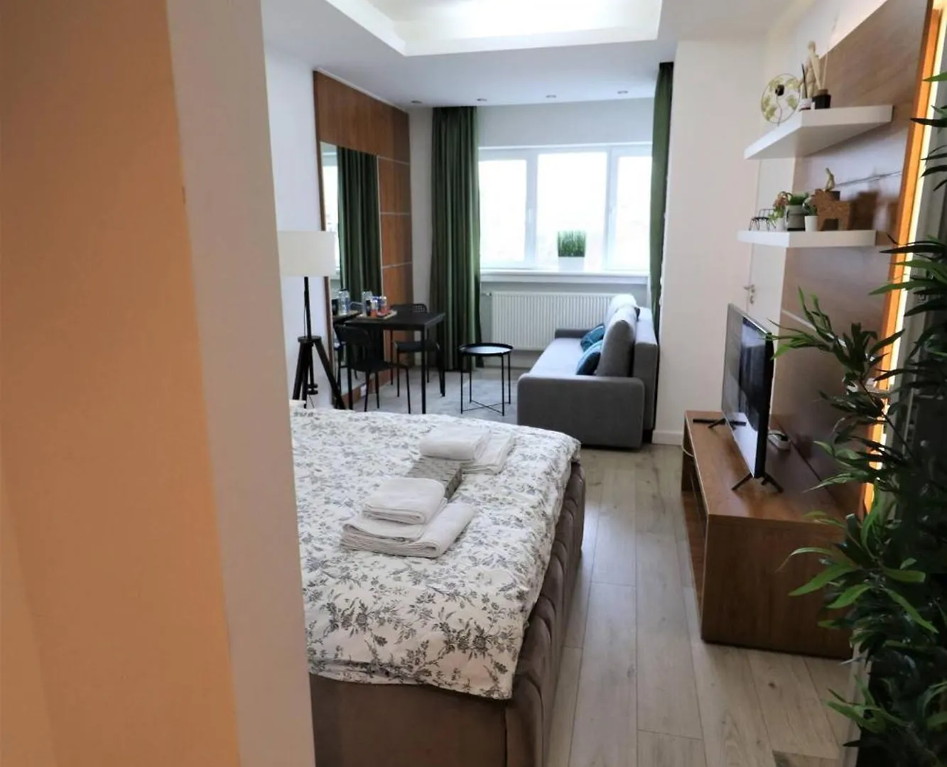 Charming City Center Apartment - Free Minibar Bucharest Romania